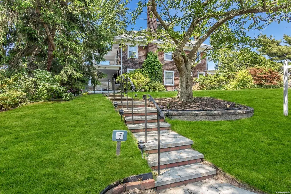 Glen Cove, NY 11542,5 Douglas DR