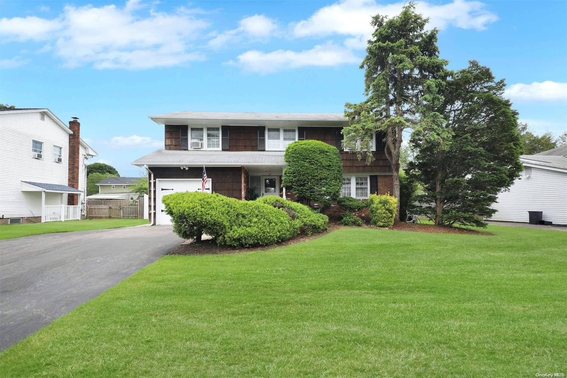 27 Carnegie DR, Smithtown, NY 11787