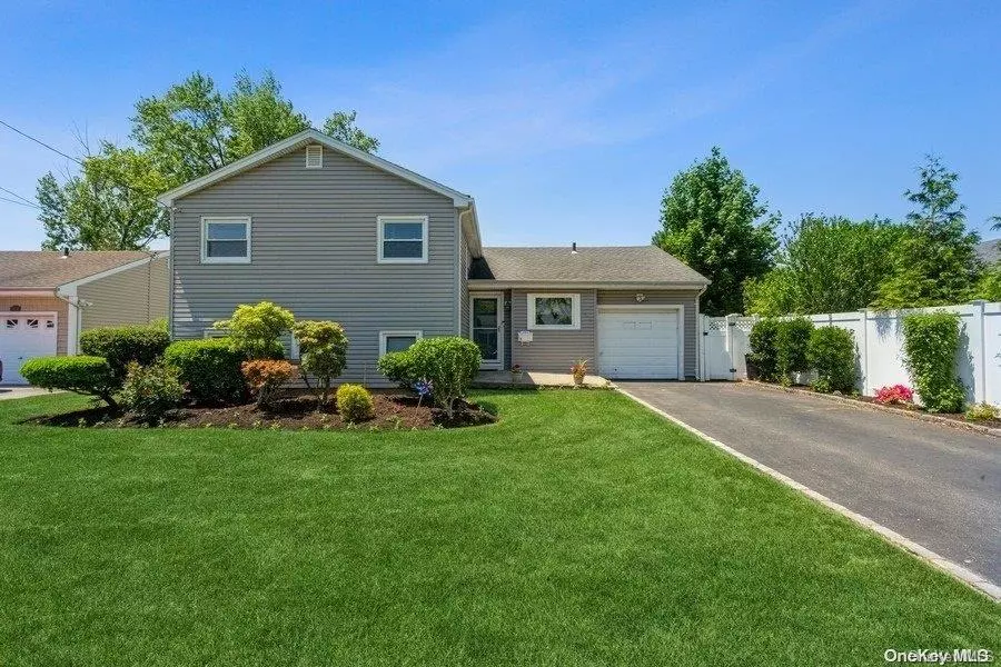 1242 Greenbriar LN, North Bellmore, NY 11710
