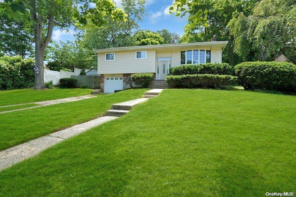 54 Parnell DR, Smithtown, NY 11787