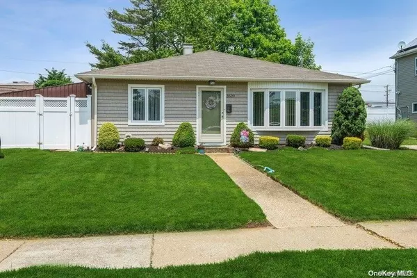 3529 Tuscala ST, Seaford, NY 11783