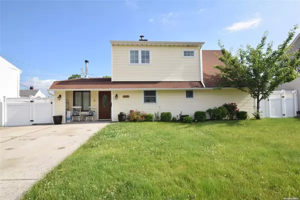 153 Spindle RD, Hicksville, NY 11801