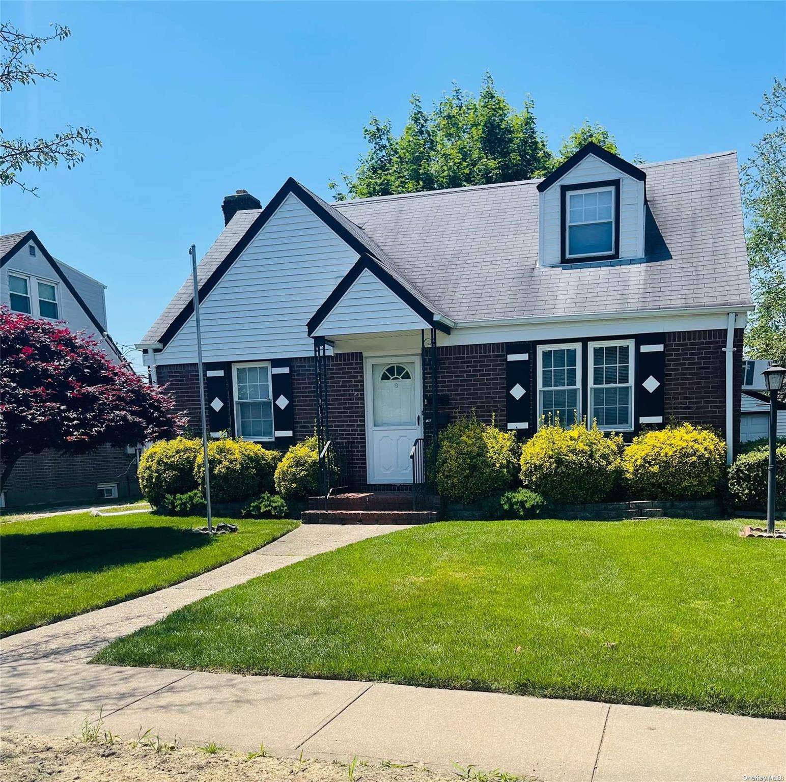 146 Colonial AVE, Williston Park, NY 11596