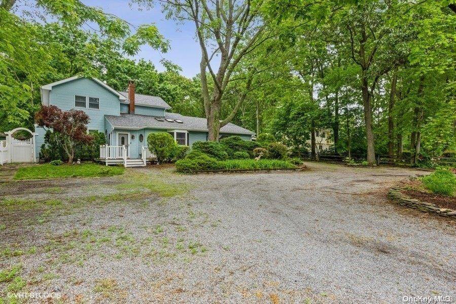 61 Dillmont DR, Smithtown, NY 11787