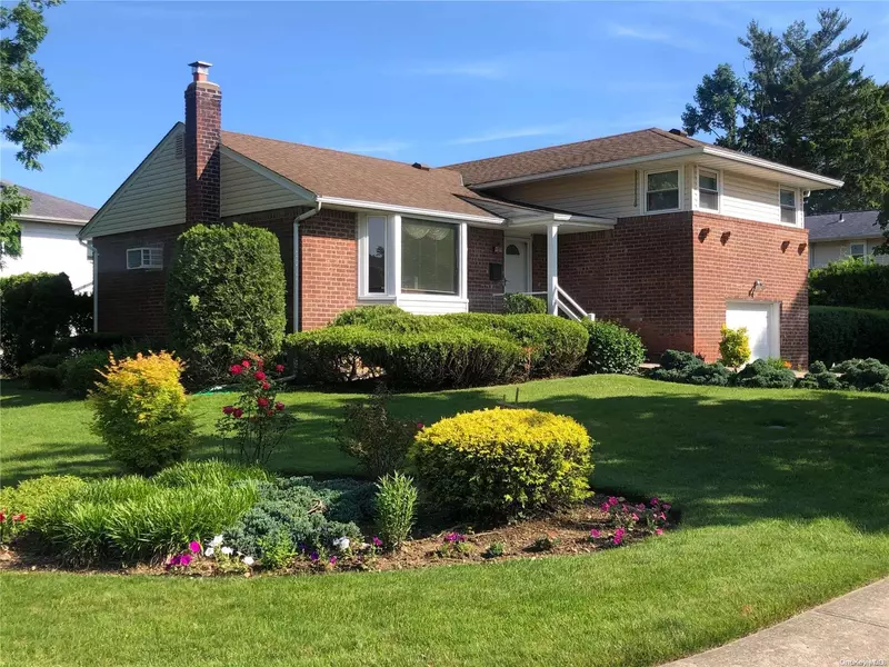 20 Glen RD, Westbury, NY 11590