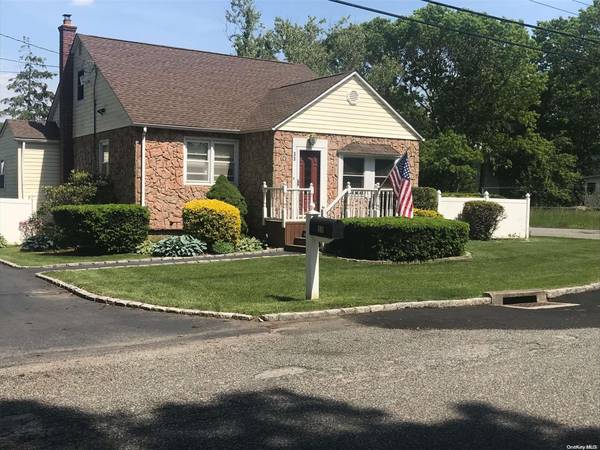 33 Concord RD, Shirley, NY 11967