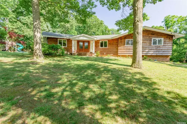 12 Marirod CT, Northport, NY 11768