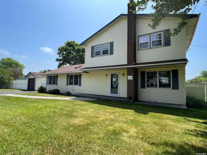 59 Pequot LN, East Islip, NY 11730