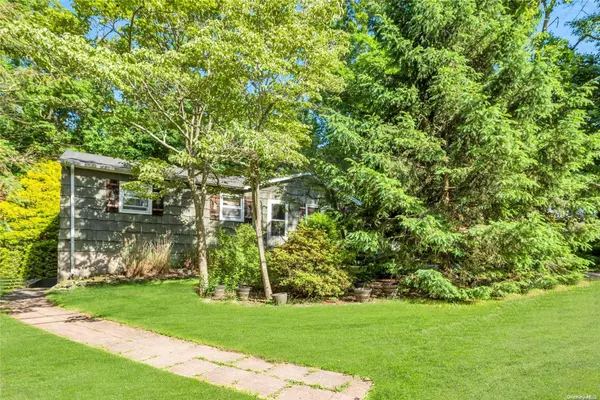 96 Cherry RD, Rocky Point, NY 11778