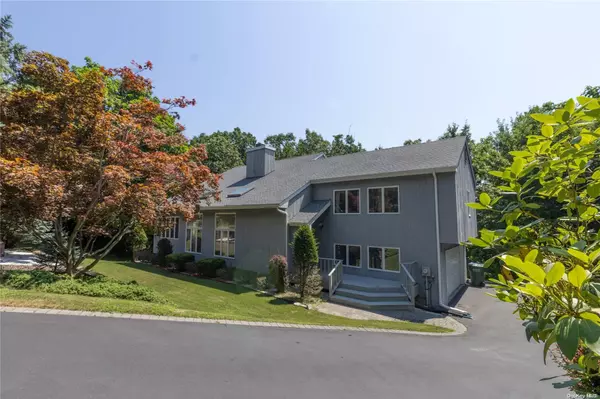 22 Shady Tree LN, Port Jefferson, NY 11777