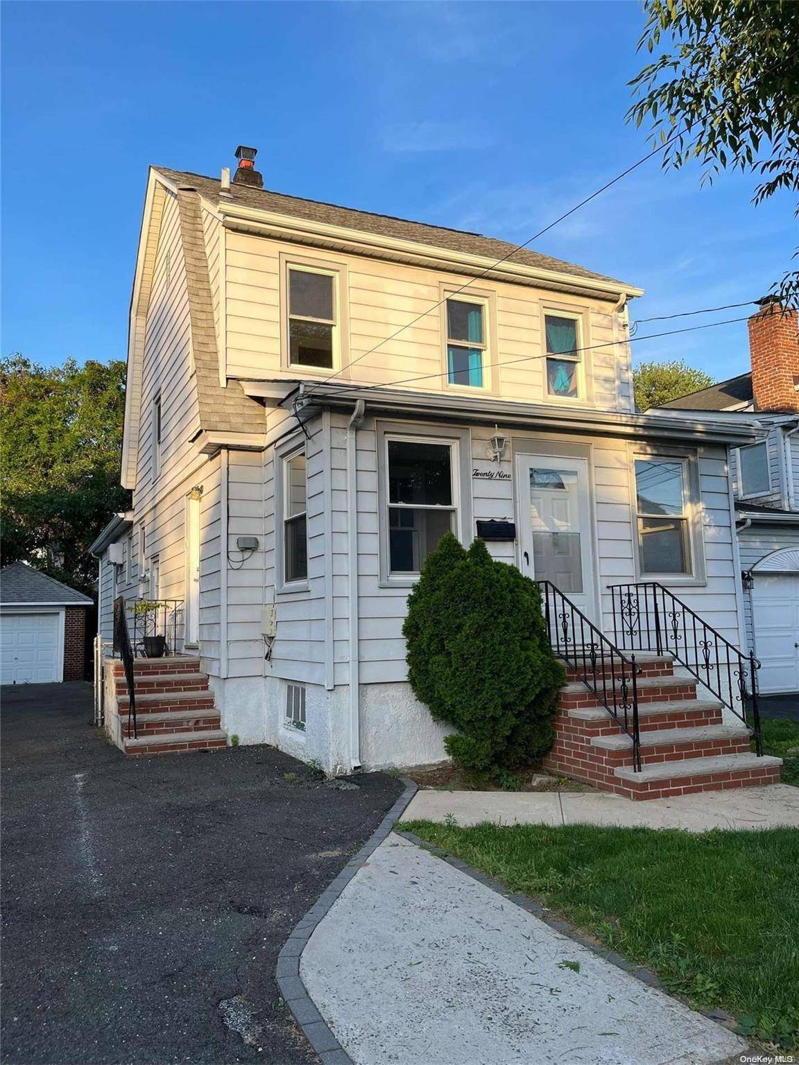 29 Cambridge ST, Valley Stream, NY 11581