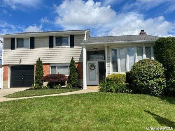 1 Plum LN, Plainview, NY 11803