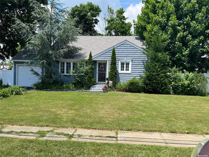 425 15th ST, West Babylon, NY 11704