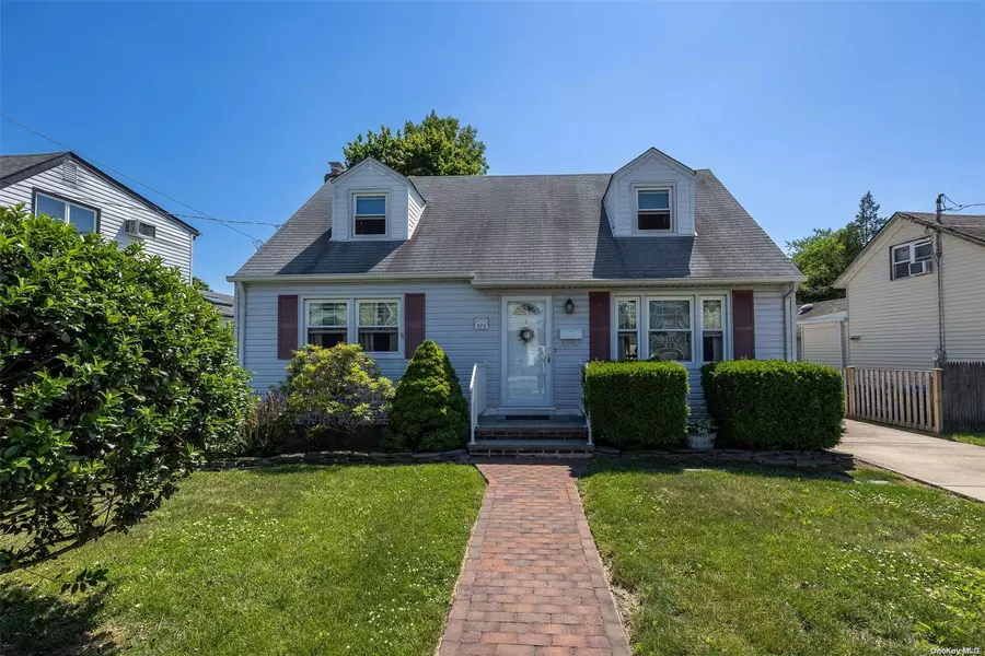 515 Silver LN, Oceanside, NY 11572