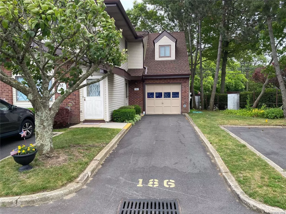 Copiague, NY 11726,186 Cambridge DR #186