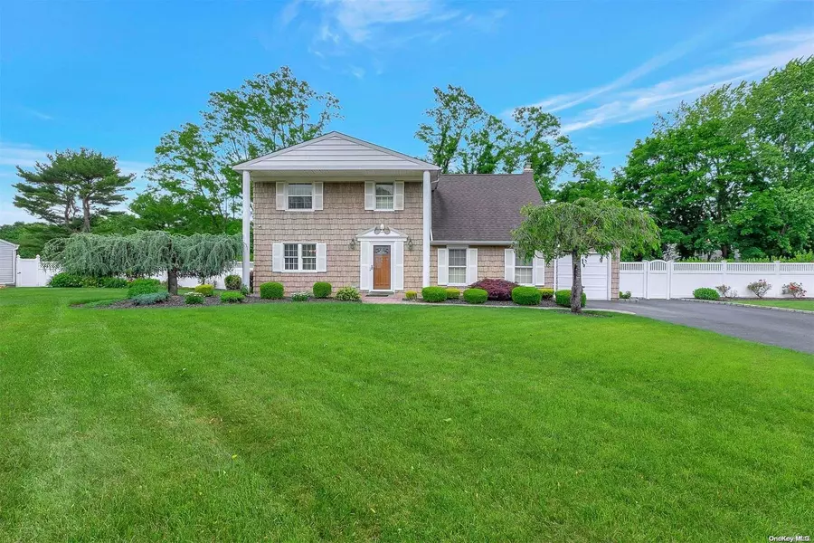 6 Rudys LN, Coram, NY 11727