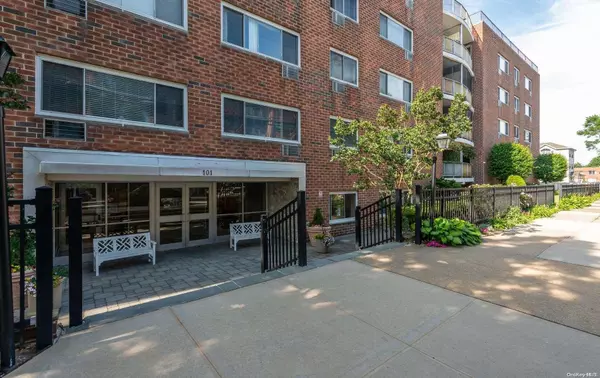 101 Clinton AVE #3B, Mineola, NY 11501