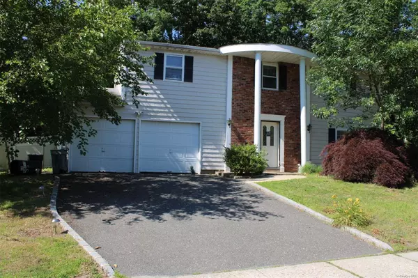 33 Hurtin ST, Port Jefferson Station, NY 11776