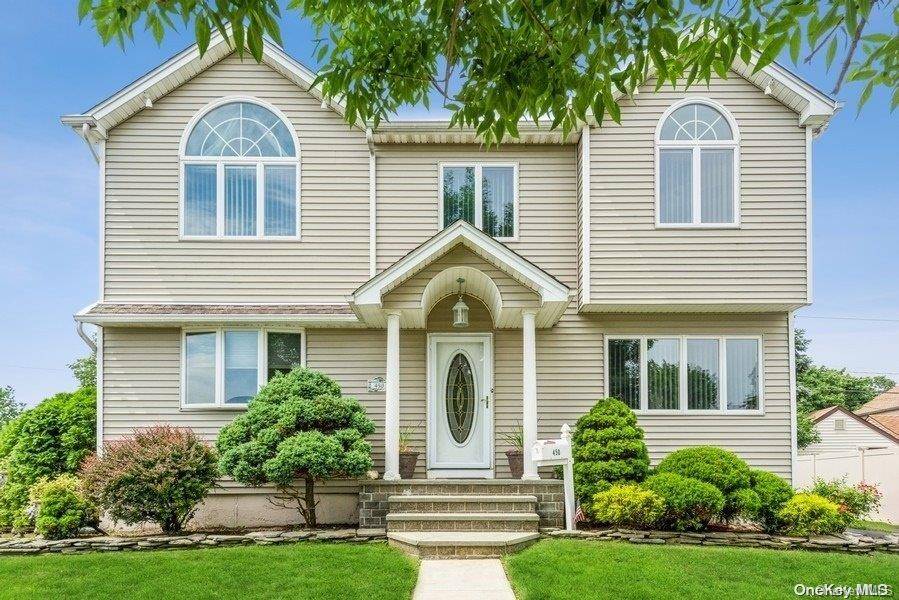 450 Piping Rock RD, Seaford, NY 11783