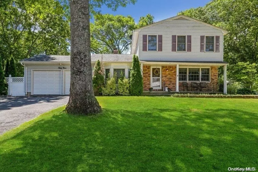 59 Fairfax DR, Coram, NY 11727