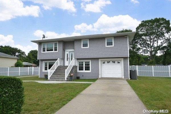 70 Baybright DR, Shirley, NY 11967