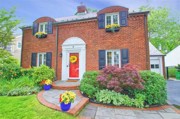 7 Claydon RD, Garden City, NY 11530