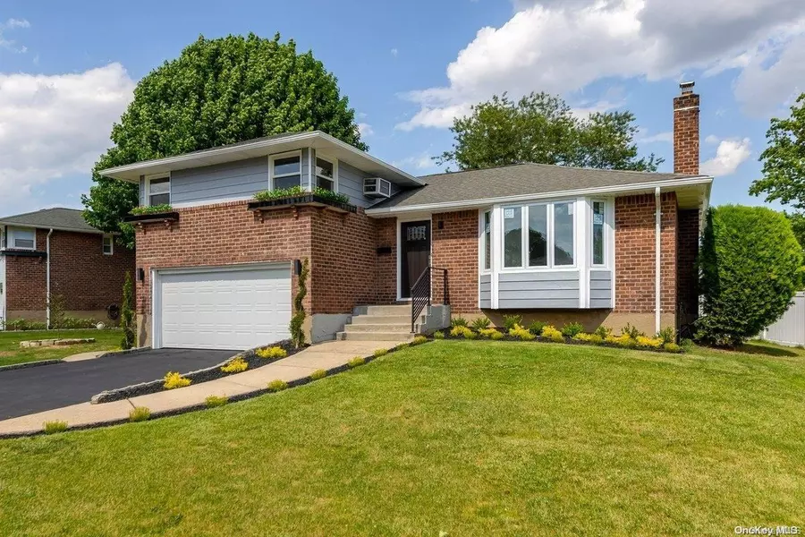 1209 Day ST, Seaford, NY 11783