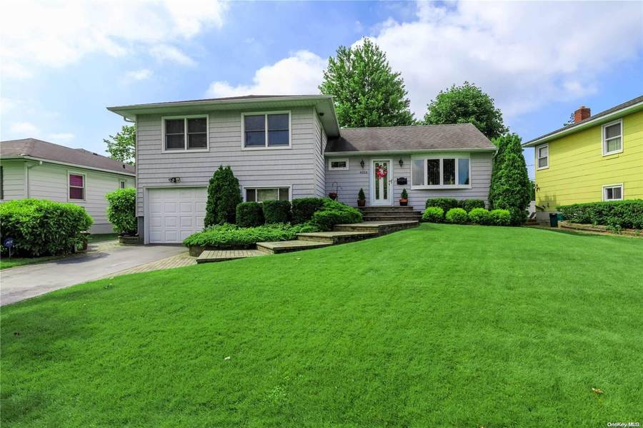 4016 Anne DR, Seaford, NY 11783