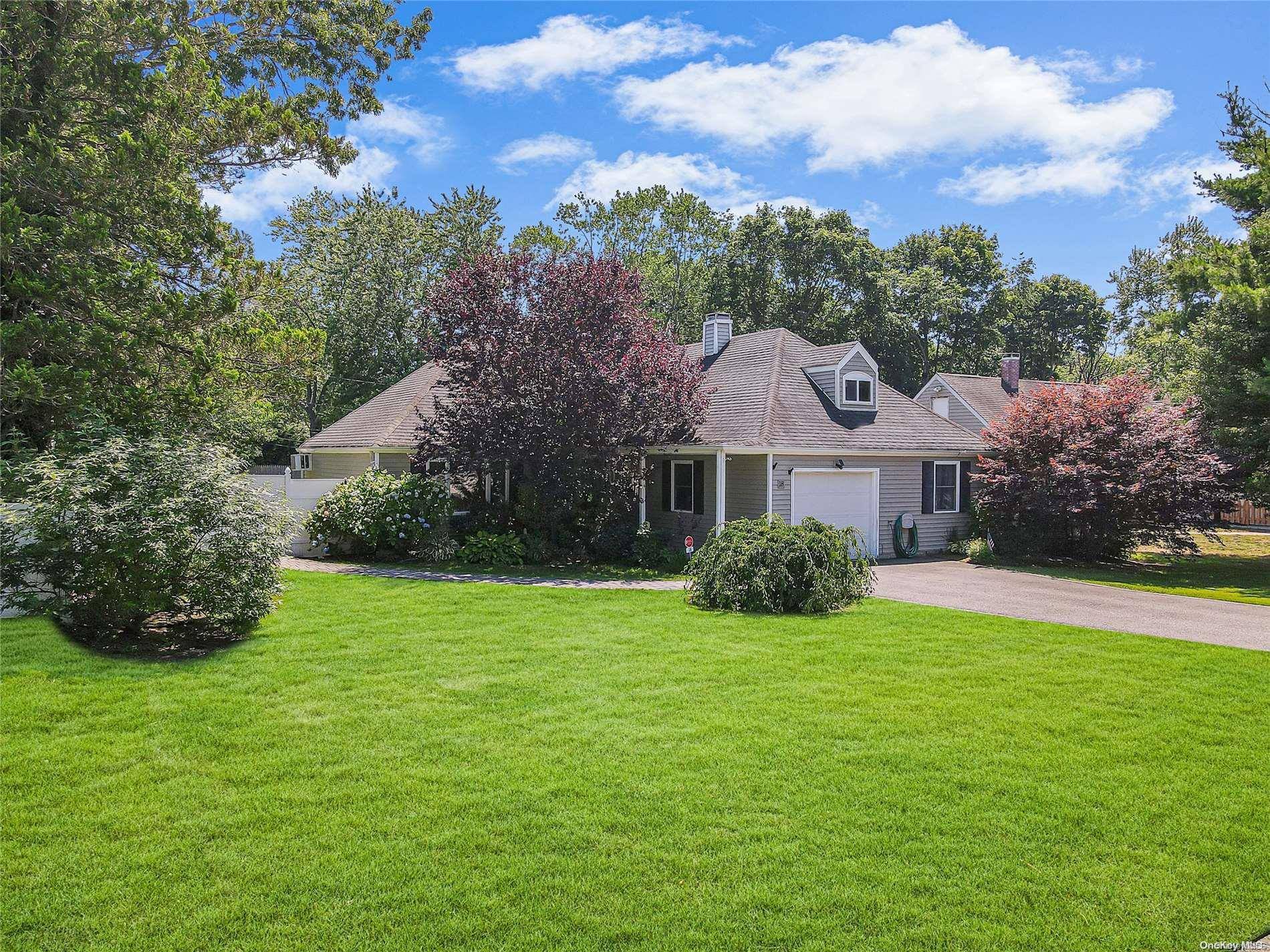 18 Slate LN, Islandia, NY 11749