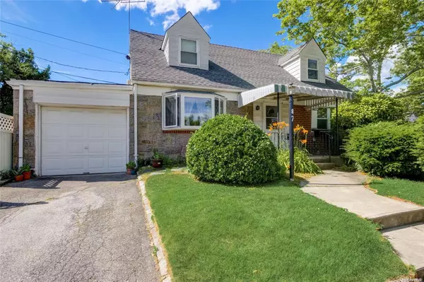 87 Stephan Marc LN, New Hyde Park, NY 11040