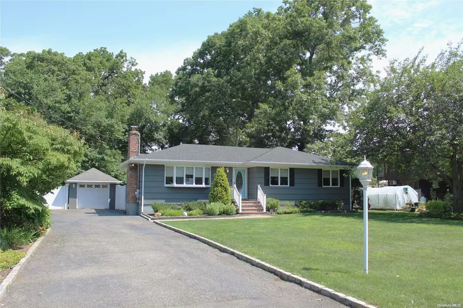 251 Lilac Ln, Smithtown, NY 11787