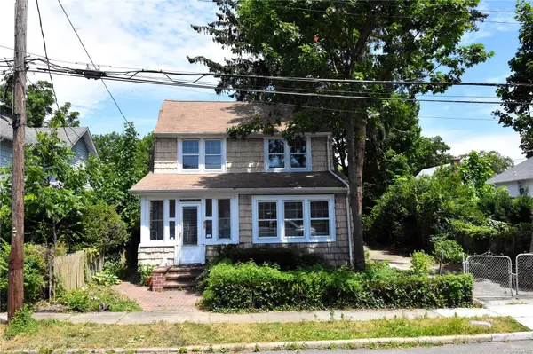 211 Winthrop AVE, Westbury, NY 11590