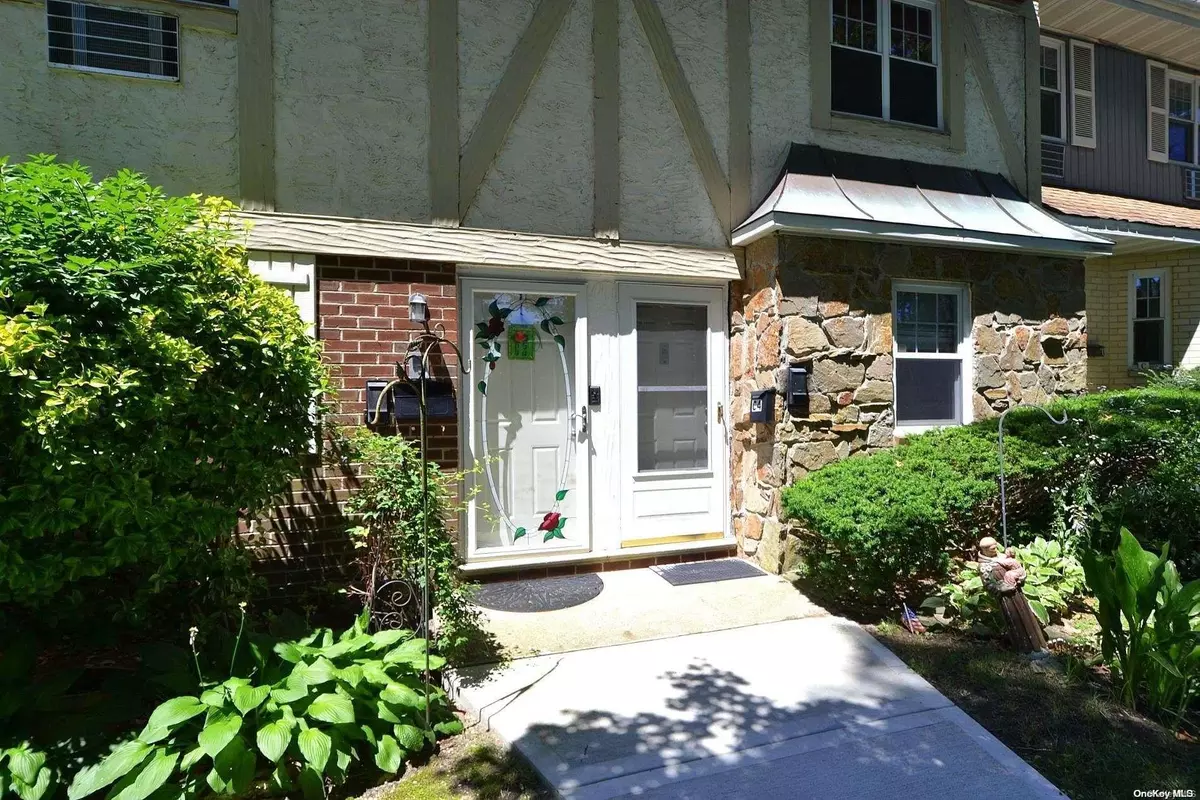 Holtsville, NY 11742,10 Glen Hollow DR #C4