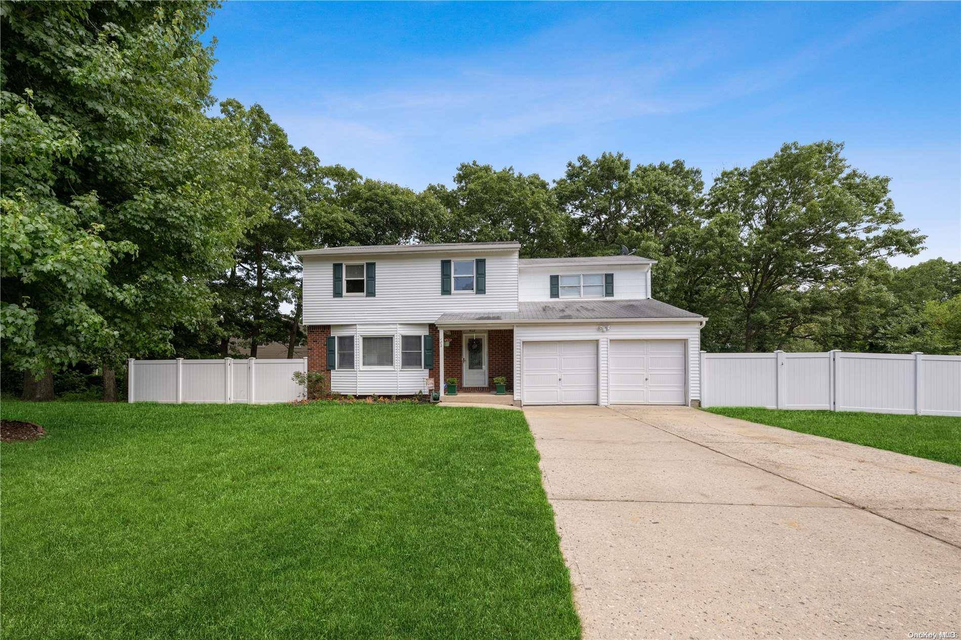 102 Sampson AVE, Islandia, NY 11749