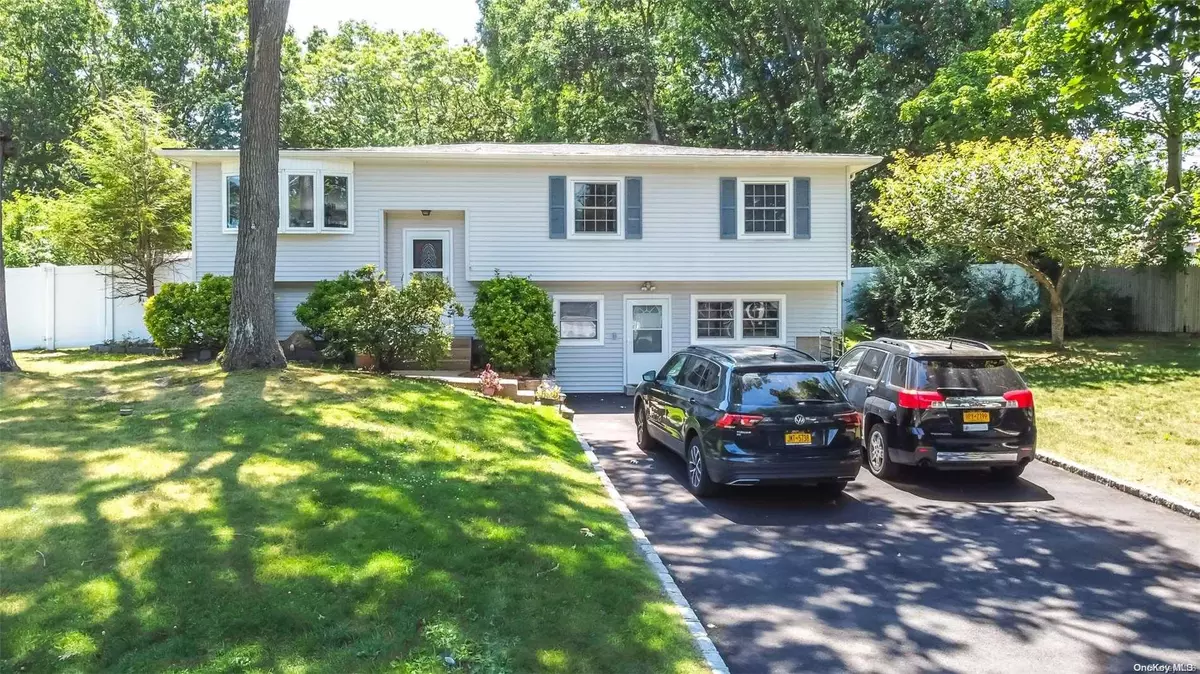 Centereach, NY 11720,4 Sandpiper LN