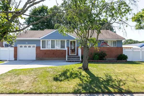 10 Pepper CIR, Massapequa, NY 11758