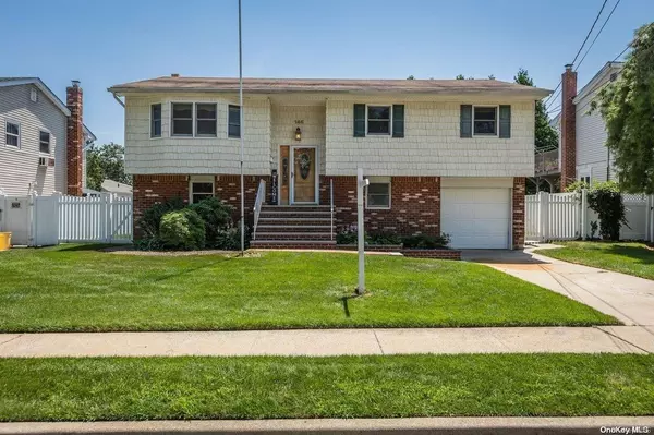 146 N Hawthorne ST, Massapequa, NY 11758