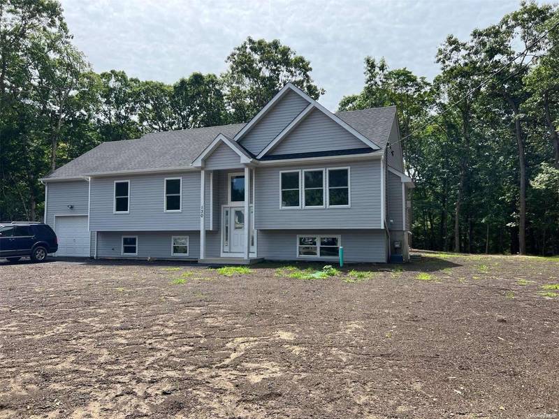 129 Maple Wood LN, Riverhead, NY 11901