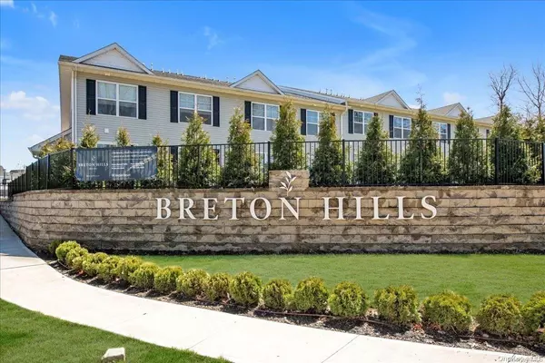 Glen Cove, NY 11542,207 Breton WAY #207