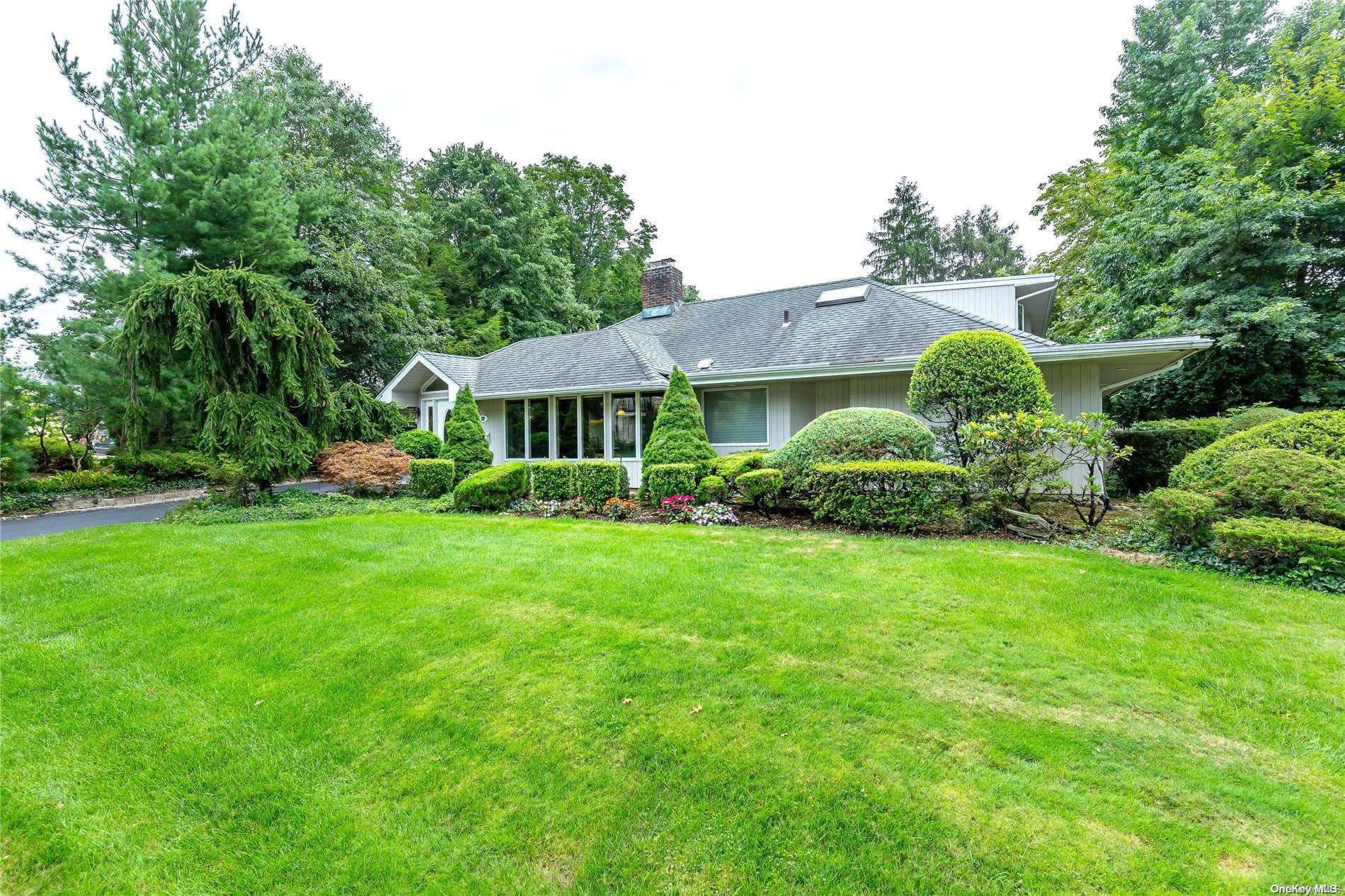 22 Knoll LN, Roslyn Heights, NY 11577