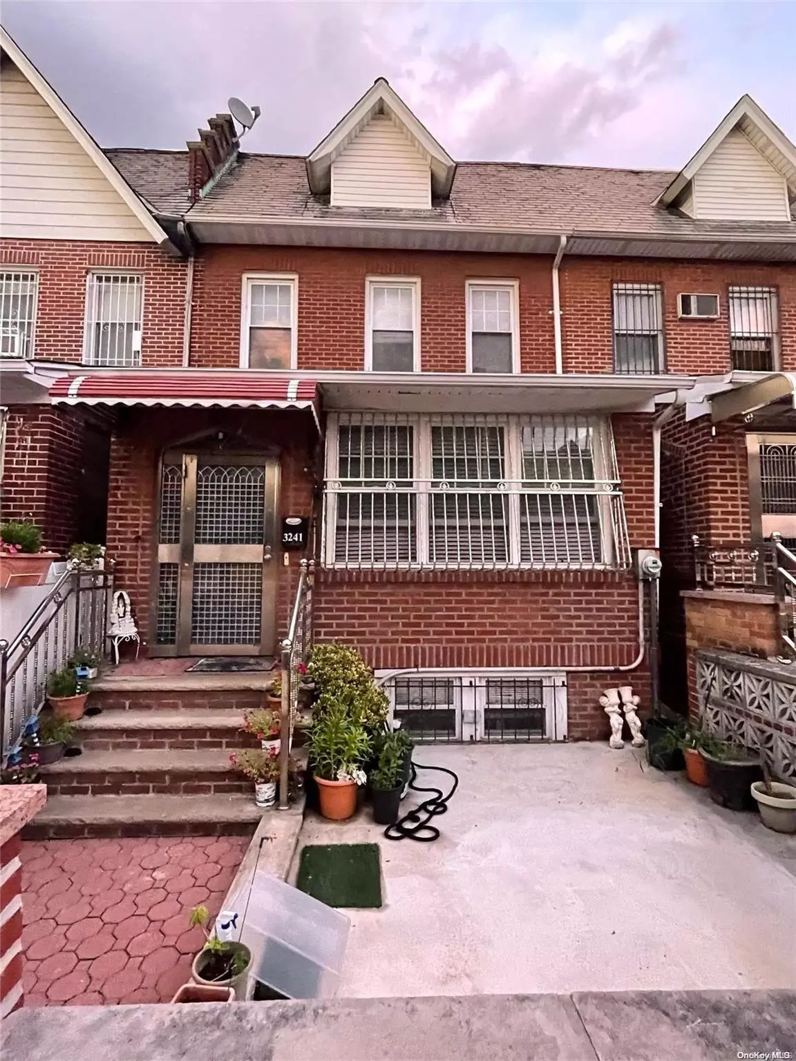 East Elmhurst, NY 11369,32-41 87th