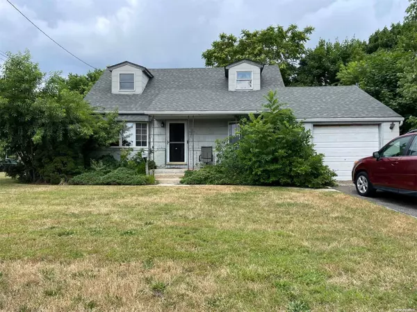 North Babylon, NY 11703,153 Gracie DR