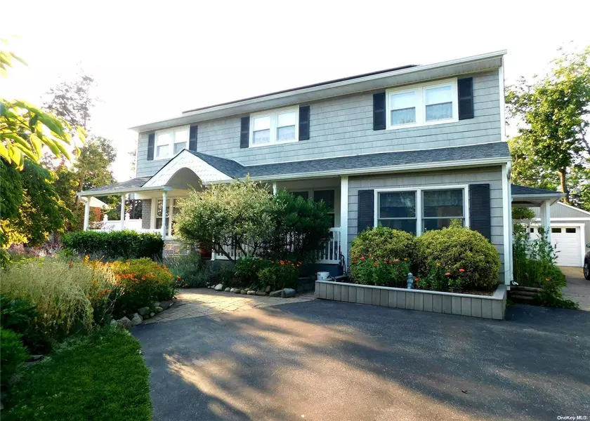 31 Walter CT, Commack, NY 11725