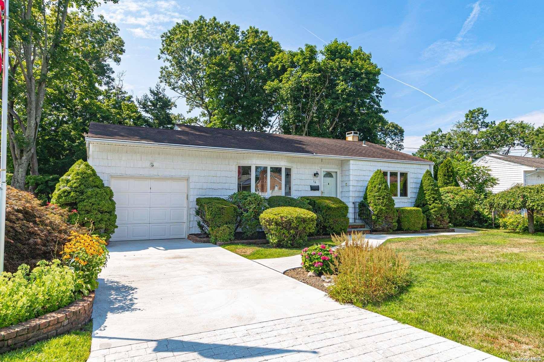 16 44th ST, Islip, NY 11751
