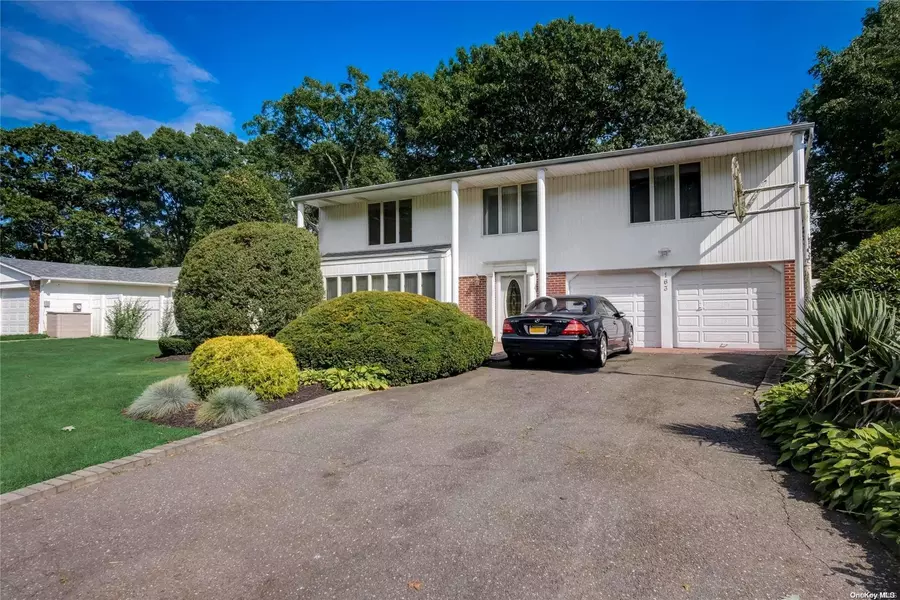 163 Old Post DR, Hauppauge, NY 11788