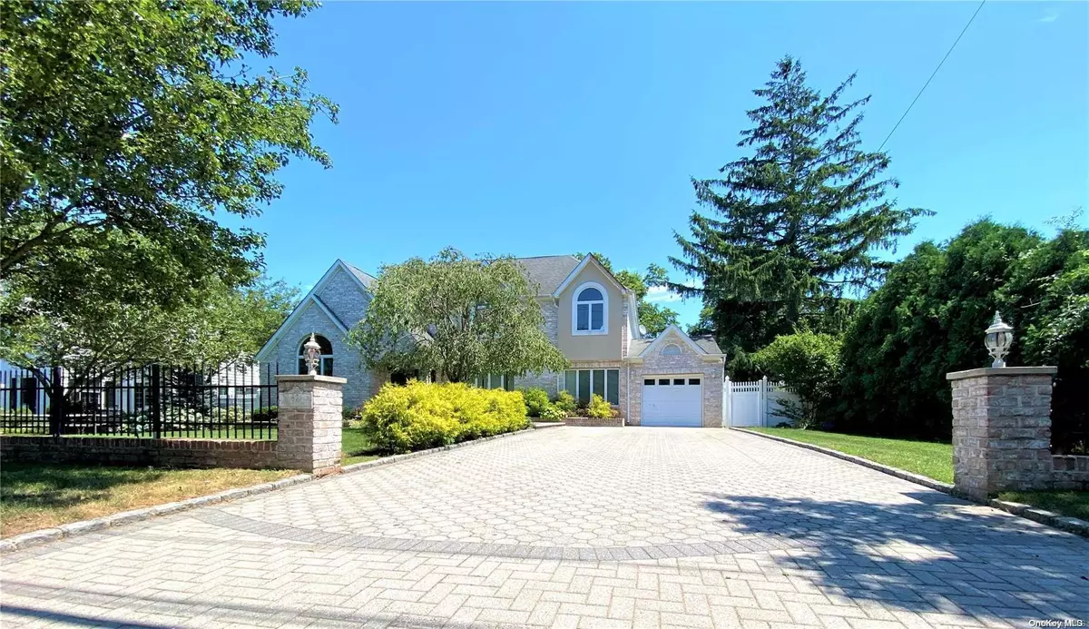 West Islip, NY 11795,87 Eaton LN