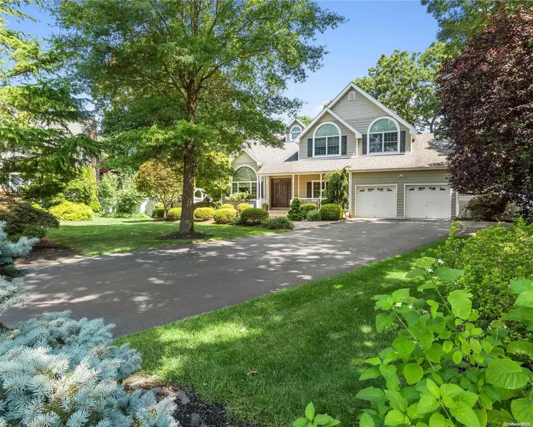 17 Carman LN, Nesconset, NY 11767