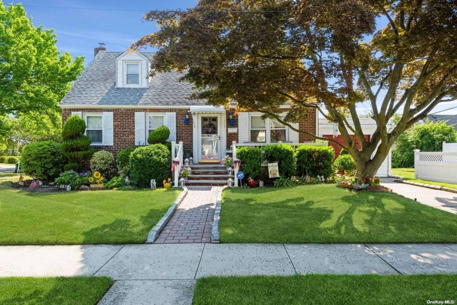 New Hyde Park, NY 11040,150 Strattford RD