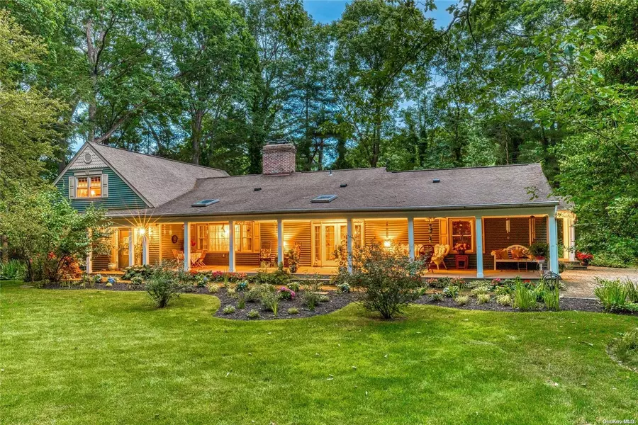 2 Bonnie DR, Northport, NY 11768