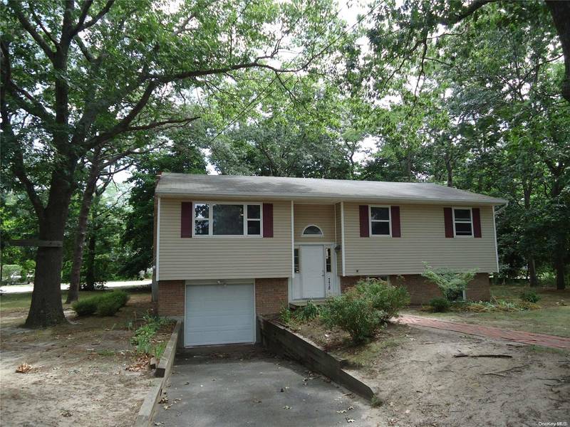 778 Gregory PL, Riverhead, NY 11901